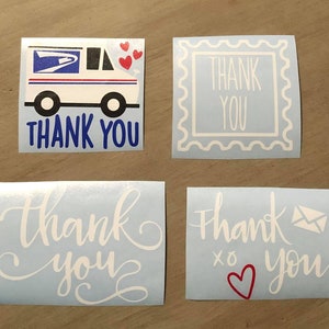 K&ouml;nnte beinhalten: Vier verschiedene Dankesch&ouml;n-Aufkleber. Ein Aufkleber zeigt einen blauen und wei&szlig;en Postwagen mit roten Herzen. Ein weiterer Aufkleber hat einen wei&szlig;en Rahmen mit dem Text "THANK YOU" darin. Die letzten beiden Aufkleber haben einen blauen Hintergrund mit wei&szlig;em kursivem Text, der "thank you" sagt. Einer der Aufkleber hat ein rotes Herz und einen wei&szlig;en Umschlag.