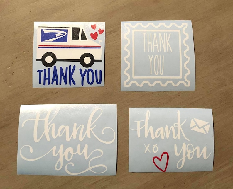 K&ouml;nnte beinhalten: Vier verschiedene Dankesch&ouml;n-Aufkleber. Ein Aufkleber zeigt einen blauen und wei&szlig;en Postwagen mit roten Herzen. Ein weiterer Aufkleber hat einen wei&szlig;en Rahmen mit dem Text "THANK YOU" darin. Die letzten beiden Aufkleber haben einen blauen Hintergrund mit wei&szlig;em kursivem Text, der "thank you" sagt. Einer der Aufkleber hat ein rotes Herz und einen wei&szlig;en Umschlag.