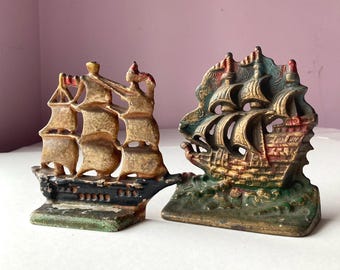 Juego de 2 sujetalibros vintage diferentes de hierro fundido pintado con forma de velero, barcos piratas y clipper.
