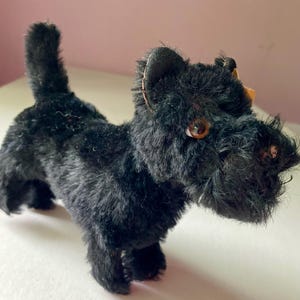 Botón con letra cursiva de perro terrier escocés "Scotty" de Steiff, década de 1950, etiqueta amarilla