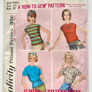Op de afbeelding: Een vintage Simplicity naaipatroon voor een "How-To-Sew" top. Het patroon bevat 12 maten en 3 patroontypen. Het patroon is voor beginners en bevat een tissue-leskaart over het maken van plooien. Het patroonnummer is 5586.
