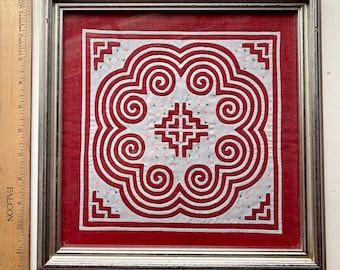 ヴィンテージフレーム付きモン族刺繍アップリケ職人民芸テキスタイルパッチウォールアート11.5インチスクエアバーガンディレッド