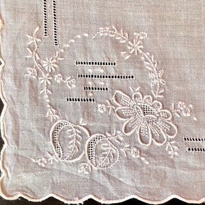 Vintage Schweizer Taschentuch, Taschentuch, feines Leinen, weisse Stickerei, grosse Stickblume in einer Ecke.