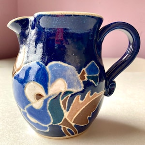 Vintage botanische Iris Krug Sahnegießer blau Majolika glasierte Keramik