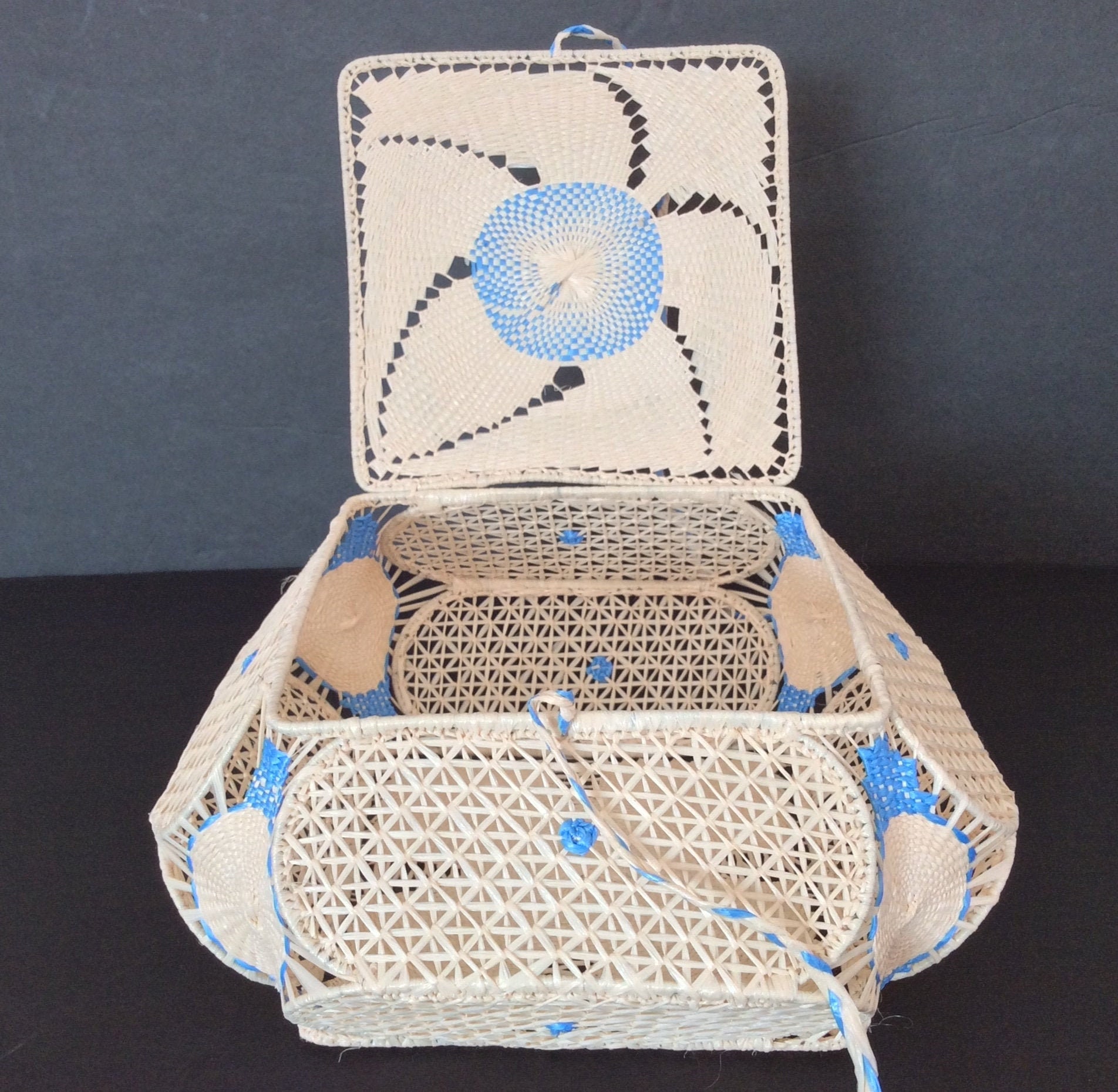 ヴィンテージスクエアラフィアバスケット（蓋付き）、ラフィアの手編み