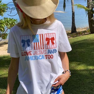 Comfort Colors® Love Jesus And America Too Coquette Christian 4th Of July shirt, sweatshirt, patriotique, drapeau américain, carte, jour de l'indépendance