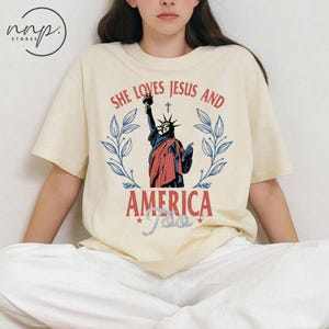 Chemise Comfort Colors® She Loves Jesus and America Too, chemise 4 juillet, sweat-shirt, T-shirt patriotique, carte du drapeau américain, jour de l'indépendance