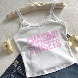 Camiseta sin mangas de verano Chasing Sunsets, camiseta sin mangas de verano neón estilo racerback para chicas, camiseta sin mangas personalizada de tirantes finos, top corto de verano Hot Girl