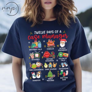 Könnte beinhalten: Marineblaues T-Shirt mit dem Text "TWELVE DAYS OF A case manager" und weihnachtlichen Illustrationen. Das Design umfasst den Weihnachtsmann, Geschenke und andere festliche Grafiken. Ein originelles Weihnachtsgeschenk.