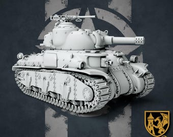 Può includere: Modello grigio chiaro di un carro armato militare, con una canna lunga, una mitragliatrice e dettagli dei cingoli. Il carro armato è ambientato su uno sfondo scuro con un emblema stilizzato e strisce verticali.