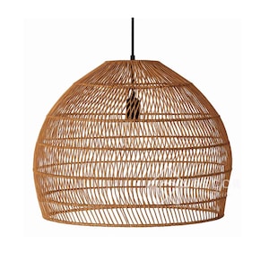 Könnte beinhalten: Eine gewebte Pendelleuchte mit einem kuppelförmigen Schirm. Der Schirm besteht aus naturfarbenem Rattan und hat ein strukturiertes, offenes Webdesign. Ein schwarzes Kabel und eine Halterung sind oben sichtbar. Die Leuchte ist für den Innenbereich konzipiert.