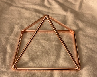 Pirámide de Giza de cobre puro al 96 % bañada en oro de 24 k o de 9" con baño de cobre. Calibre más grueso para mayor resistencia, muy precisa y exacta.