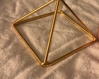 Pirámide de Giza mediana de 15 cm (6 in) con placa de oro de 24 k o placa de cobre, base de metal de cobre al 96 %; cargador, pirámide de meditación relajante, decoración del hogar