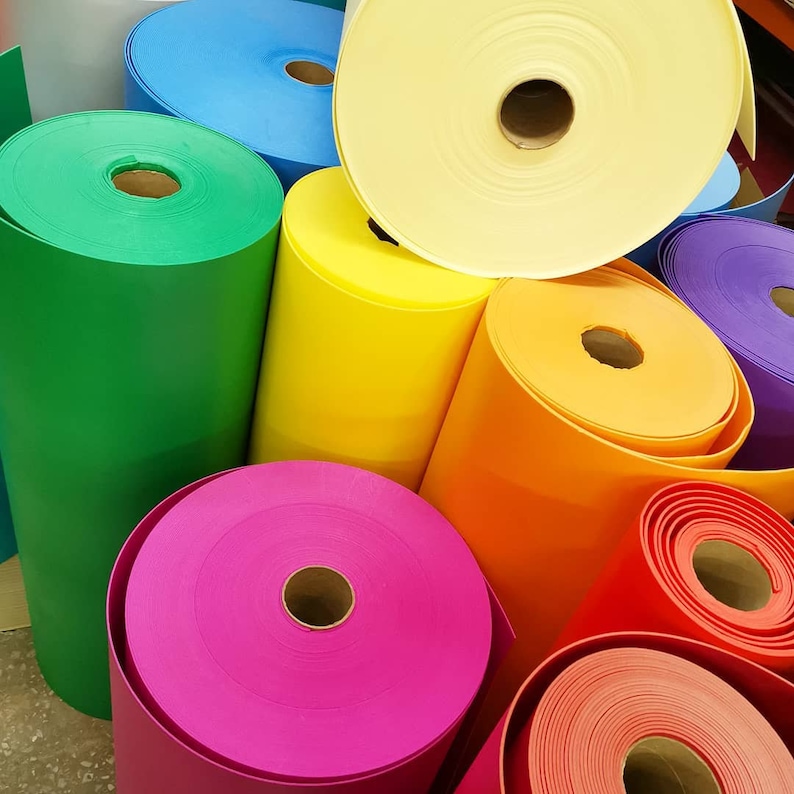 Склад керамической плитки. Куриные яйца халяль. Оптовые товары. Много заказов. Склад с коробками.