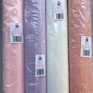 Pu&ograve; includere: Quattro rotoli di carta crespa rosa, viola, bianco e pesca, ognuno avvolto in plastica trasparente. I rotoli sono etichettati con il nome del marchio "Cordon Bleu" e le dimensioni "50 cm x 2,5 m" e il peso "180 g".