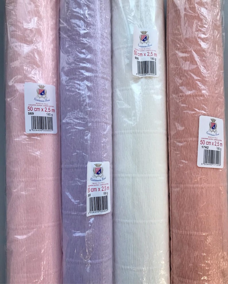 Pu&ograve; includere: Quattro rotoli di carta crespa rosa, viola, bianco e pesca, ognuno avvolto in plastica trasparente. I rotoli sono etichettati con il nome del marchio "Cordon Bleu" e le dimensioni "50 cm x 2,5 m" e il peso "180 g".