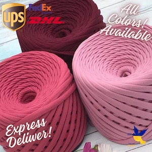 Op de afbeelding: Twee bollen garen, een rode en een roze, met de tekst "All Colors! Available" en "Express Deliver!" op de afbeelding.