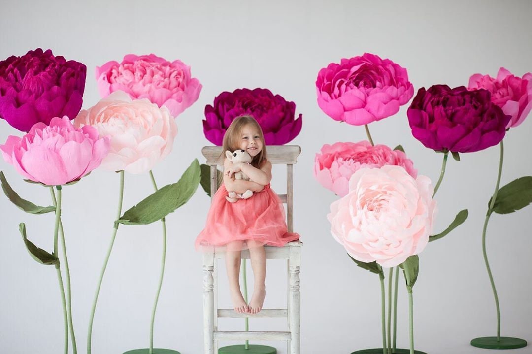 Large paper flowers for the photo zone. Giant flowers for wedding