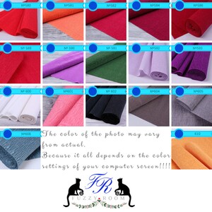 Pu&ograve; includere: Una collezione di 15 rotoli di carta crespa in vari colori, tra cui rosso, arancione, giallo, verde, blu, viola, rosa, bianco, nero e grigio. I rotoli sono disposti in una griglia su uno sfondo bianco. Il testo "Il colore della foto pu&ograve; variare dal reale. Perch&eacute; tutto dipende dalle impostazioni del colore dello schermo del tuo computer!!!" &egrave; visualizzato sotto i rotoli. Il testo "FR FUZZY ROOM" &egrave; visualizzato sotto il testo.