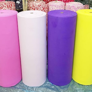 Könnte beinhalten: Ein Set aus drei Keramikbechern mit gesprenkelter, matter Oberfläche. Die Becher sind in Creme-, Hellgrau- und Dunkelgrautönen gehalten. Jeder Becher hat ein schlichtes, minimalistisches Design, ideal für Kaffee oder Tee.