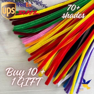 Op de afbeelding: Een verzameling kleurrijke pijpenragers in diverse tinten, waaronder rood, geel, groen en paars. De afbeelding bevat de tekst "70+ tinten" en "Buy 10 + 1 GIFT".