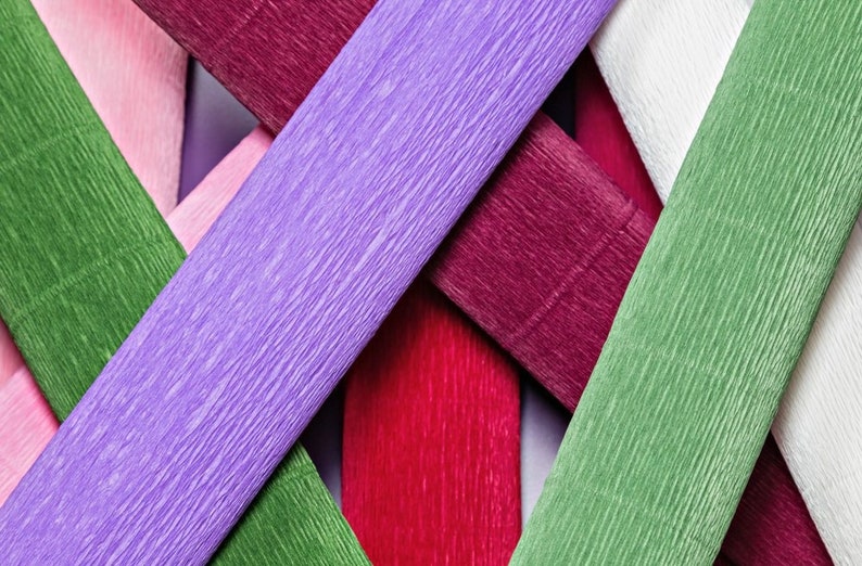 Pu&ograve; includere: Assortimento di carta crespa colorata in tonalit&agrave; di rosa, rosso, verde, viola e bianco. La carta &egrave; disposta a croce, mostrando la texture e le tonalit&agrave; vibranti.