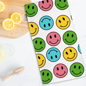 Indie Tea Towel, Smiley Face Dish Towel, Indie Room Decor Aesthetic, Kitchen Towel, Graphic Tea Towel, Aesthetic Kitchen Decor, Retro Smiley