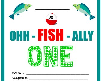 Peut inclure: Une invitation d'anniversaire colorée sur le thème de la pêche. L'invitation dit "Let's reel in the fun!" et "Ohh-Fish-Ally One". Il y a deux poissons de dessin animé et un flotteur de pêche rouge et blanc.