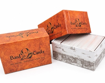 Peut inclure: Un jeu de cartes intitulé Bard Cards, The Authentic Shakespearean Quote Game. La boîte présente une finition orange texturée avec une illustration noire de William Shakespeare. La base est blanche avec une illustration en noir et blanc d'un paysage urbain.