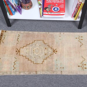 Vintage türkische Fußmatte, 2 x 3 ft, handgewebte Pastelltöne, Geometrisches Zentrum Muster, Boho Akzent Teppich, einzigartiger kleinflächiger Teppich