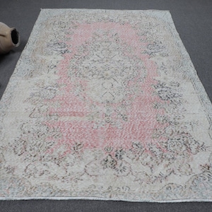 Vintage Turkish Rug, Pastel Pink and Beige Floral Medallion, Handwoven Area Carpet, 5x8ft, Distressed Bohemian Decor