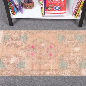 Vintage türkische Fußmatte, 2 x 3 ft, verblasste Erdtöne, komplizierte anatolische Muster, Teppich im Boho-Stil, einzigartiger Wohnkulturteppich