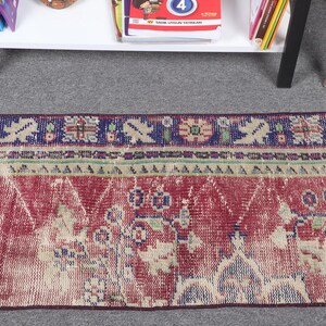 Vintage Turkse deurmat, handgeweven vloerkleed 1 x 3 ft, rood en blauw patroon, elegant bloemdessin, authentiek kleurrijk decor, kleine haltapijt
