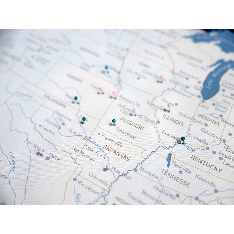 Puede incluir: Un mapa de los Estados Unidos con alfileres que marcan varias ubicaciones. Los alfileres son verdes, rosas y grises. El mapa muestra los estados de Oklahoma, Arkansas, Missouri, Illinois, Indiana, Kentucky, Tennessee y Mississippi.