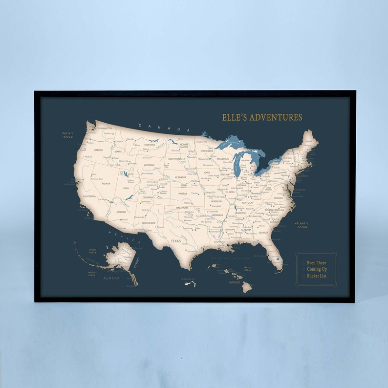 Puede incluir: Un mapa de los Estados Unidos en azul y blanco con el t&iacute;tulo "Elle's Adventures" y el texto "Been There, Coming Up Bucket List".