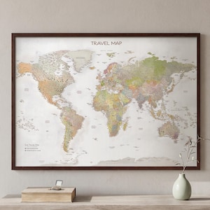 Puede incluir: Un mapa del mundo enmarcado con un fondo claro y continentes en tonos tierra apagados. El texto TRAVEL MAP está centrado en la parte superior. El mapa incluye etiquetas para océanos, países y regiones, con una leyenda en la esquina inferior izquierda.