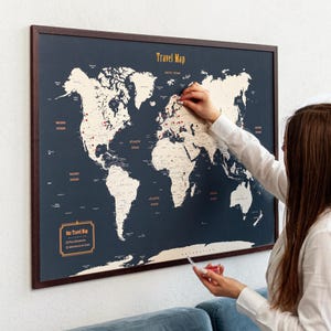 Puede incluir: Un letrero de madera rústica con el texto "Welcome to our home" en letras blancas. El letrero presenta un acabado envejecido y un diseño simple y acogedor, perfecto para la decoración de la entrada.