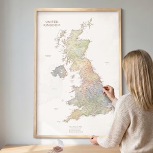 Może przedstawiać: Oprawiona mapa ścienna Wielkiej Brytanii z jasnym tłem i regionami w stonowanych pastelowych kolorach. Mapa zawiera napis United Kingdom u góry oraz Our Travel Map u dołu, z oznaczeniami dla Szkocji, Anglii, Walii oraz Irlandii Północnej.