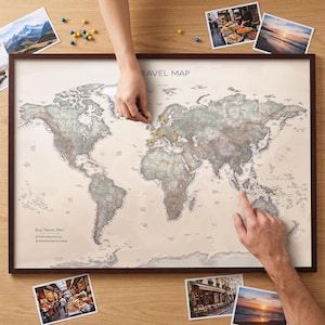 Pode incluir: Um mapa-múndi de viagens emoldurado com uma paleta de cores suaves, apresentando o texto "TRAVEL MAP" no topo e uma legenda rotulada "Our Travel Map" com símbolos para "Past Adventures" e "Adventures to Come" no canto inferior.