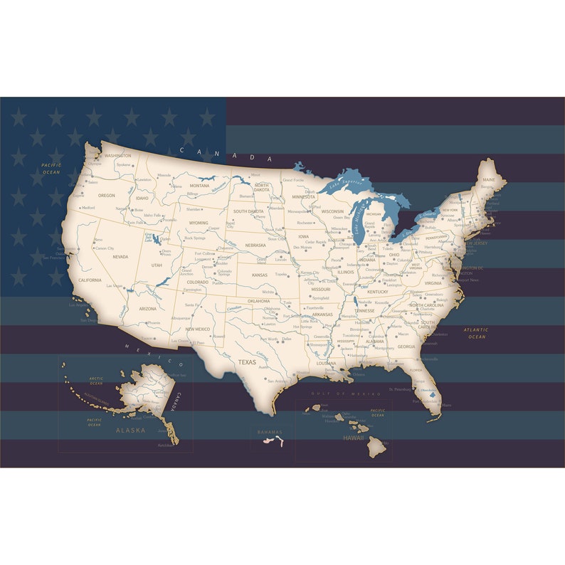 Puede incluir: Un mapa de los Estados Unidos de estilo vintage con las fronteras de los estados y las principales ciudades etiquetadas. El mapa est&aacute; sobre un fondo a rayas azul y blanco que recuerda a la bandera estadounidense.