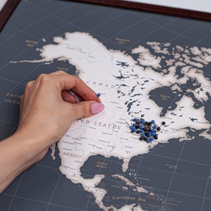 押しピン世界地図 - ピン付き大型キャンバス旅行地図 - パーソナライズされた額入りウォールアート