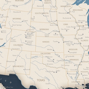 Puede incluir: Un mapa de los Estados Unidos de estilo vintage con las fronteras de los estados delineadas en azul y las principales ciudades etiquetadas en negro. El mapa est&aacute; sobre un fondo beige con una textura de lino sutil.