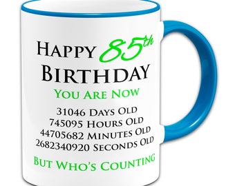 Feliz cumpleaños número 13 al 100. Ahora eres días, horas, minutos, segundos, verde, taza de regalo + borde y mango azules