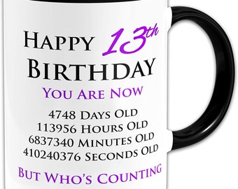 Feliz cumpleaños número 13 al 100. Ahora eres días, horas, minutos, segundos, color morado, taza de regalo + borde y mango negros