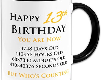 Feliz cumpleaños número 13 al 100. Ahora eres días, horas, minutos, segundos, color naranja, taza de regalo + borde y mango negros