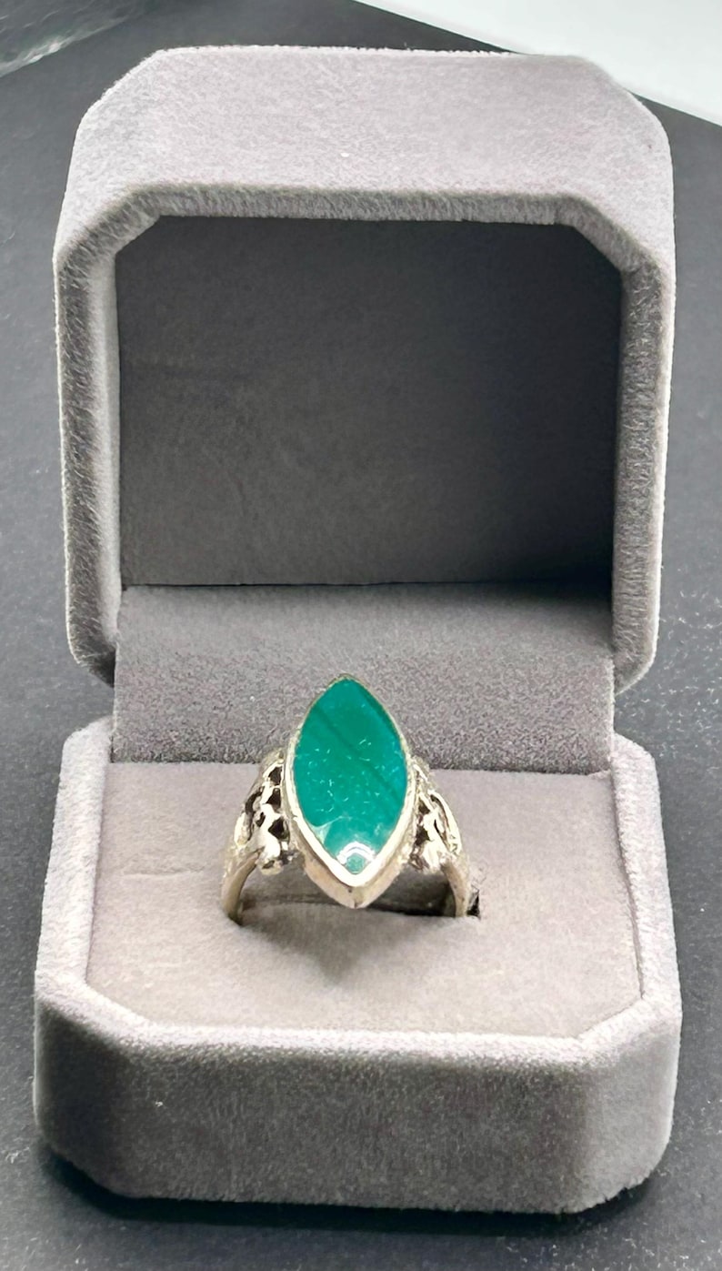 Vintage 1970s British Chrysoprase Ring | Chunky Sterling Silver Statement Ring | Apple Green Chalcedony | Size 7 | Arts & Crafts Revival image 7