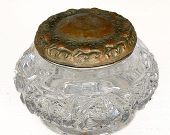 アンティークのヴィクトリア朝アールヌーボー様式のプレスガラス製化粧用パウダージャー（金属製蓋付き）。