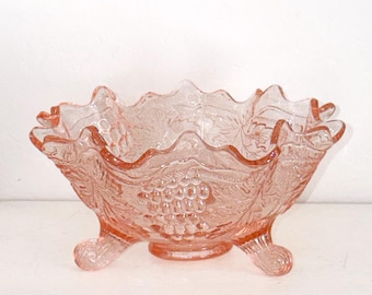 Bol con base de cristal rosa vintage de L.E. Smith, de la época de la Gran Depresión, con diseño clásico de uvas y hojas.