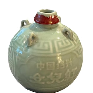 Hübsche Vintage Celadon Green Geprägte chinesische Reisweinflasche 5 &quot;Zoll glänzende Überglasur Sammler Krug.