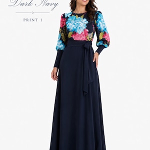 Puede incluir: Un vestido largo de color azul marino oscuro con un corpi&ntilde;o de estampado floral en tonos azules, rosas y verdes, mangas largas con pu&ntilde;os ajustados y una falda lisa con un cintur&oacute;n de lazo a juego. El texto Dark Navy PRINT 1 es visible.